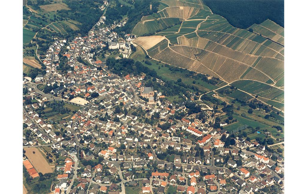 Luftaufnahme der Ortslage von Kiedrich (2011)
