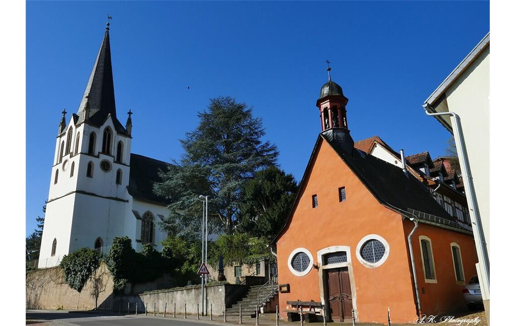 Evangelische Kirche (links) und katholische Kirche (rechts) in der Ortsgemeinde Laubenheim a. d. Nahe (2021)