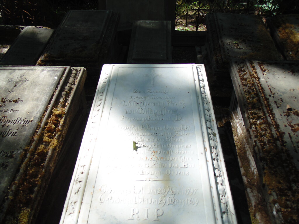 Die einzelnen Sarkophage der Familienmitglieder der aus dem Kölner Patriziat stammenden Familie von Wittgenstein auf dem Melatenfriedhof in Köln-Lindenthal (2020).