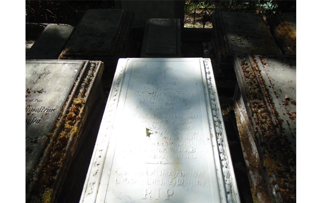 Die einzelnen Sarkophage der Familienmitglieder der aus dem Kölner Patriziat stammenden Familie von Wittgenstein auf dem Melatenfriedhof in Köln-Lindenthal (2020).