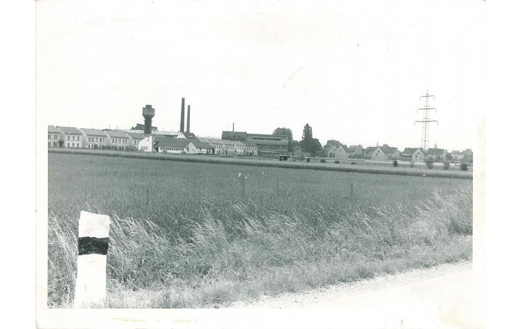 Blick auf Wohnhäuser der Zwölf-Apostel-Siedlung (links) sowie Werkgebäude der Concordia-Hütte in Bendorf-Mülhofen (1950er Jahre)