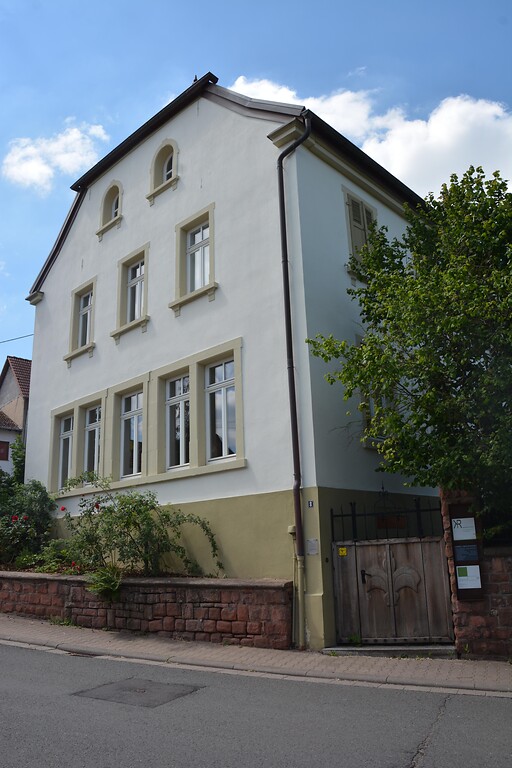 Blick auf das alte Schulhaus in Weitersweiler, Stirnseite des Gebäudes (2020)