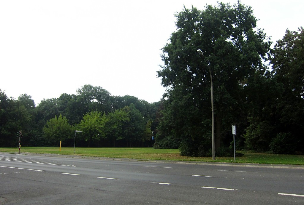 Blick in den Burgpark Hermülheim in Hürth von der Horbeller Straße / L 92 aus (2013).