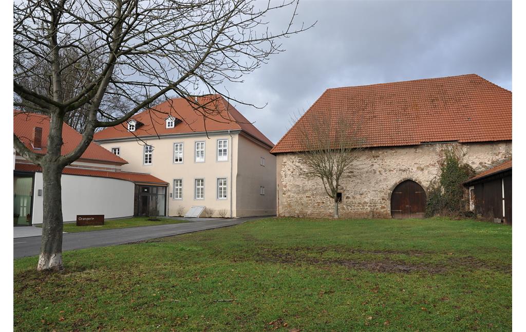 Herrenhaus des Klosters Haydau mit angrenzender Orangerie und Klosterscheune (2012)