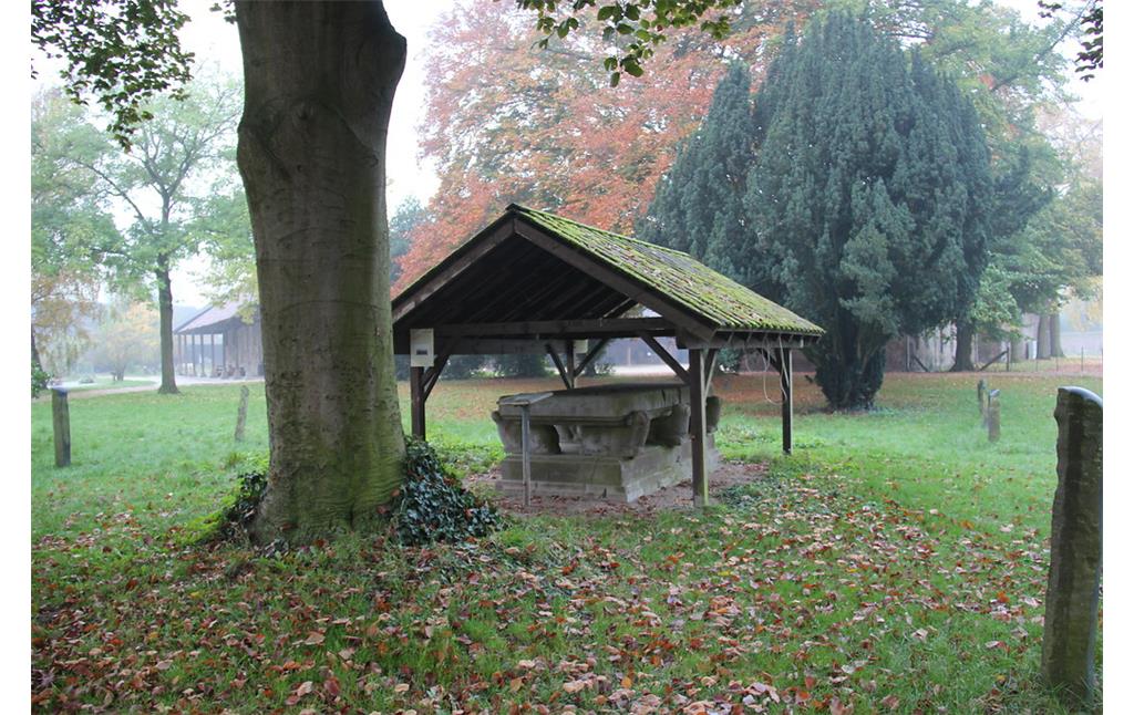 Das heute im Freien stehende Hochgrab des Klosterstifters, Graf Otto II. von Geldern, das den Standort der ehemaligen Klosterkirche des Klosters Graefenthal in Goch markiert (2012)