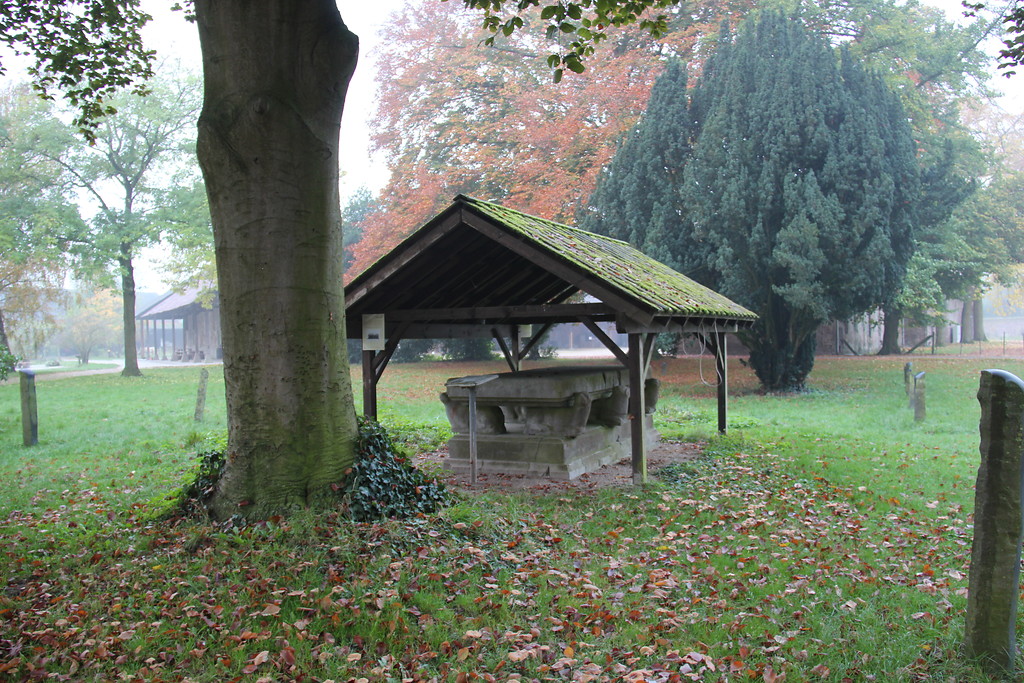 Das heute im Freien stehende Hochgrab des Klosterstifters, Graf Otto II. von Geldern, das den Standort der ehemaligen Klosterkirche des Klosters Graefenthal in Goch markiert (2012)
