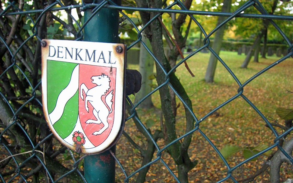 Denkmalplakette am Zaun des Judenfriedhofs am Bertzweg in Willich-Schiefbahn (2013)
