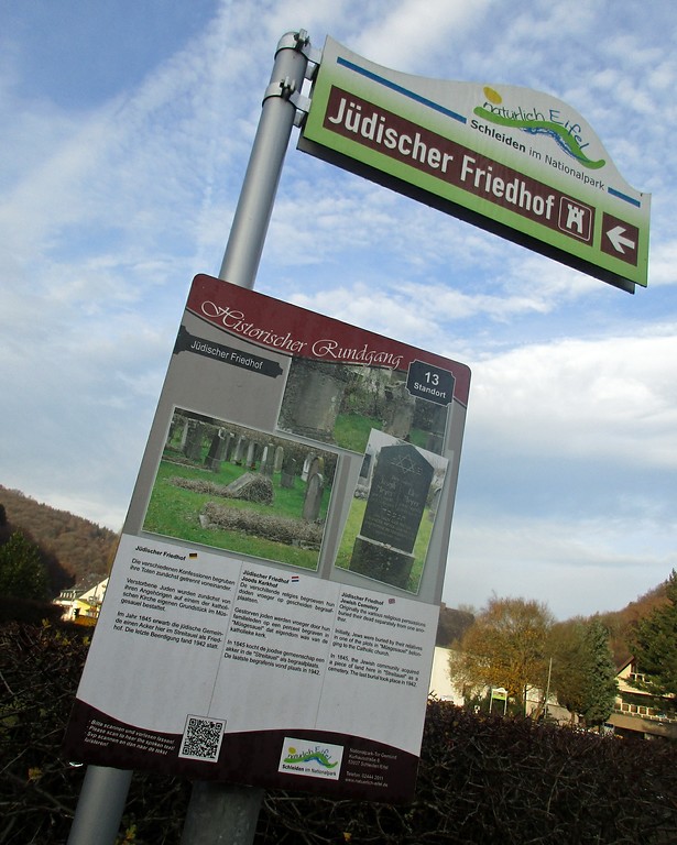 Hinweisschild mit Informationstafel zum jüdischen Friedhof Gemünd in der Kölner Straße (2016)
