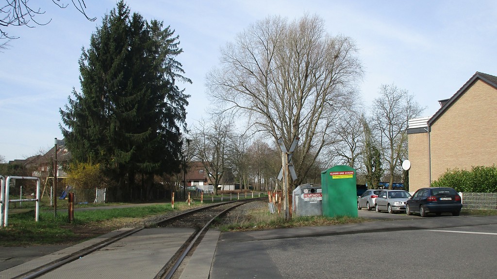 Gleise der Kleinbahn Siegburg - Zündorf, des so genannten "Rhabarberschlittens", an der Glockenstraße in Troisdorf-Bergheim (2017).