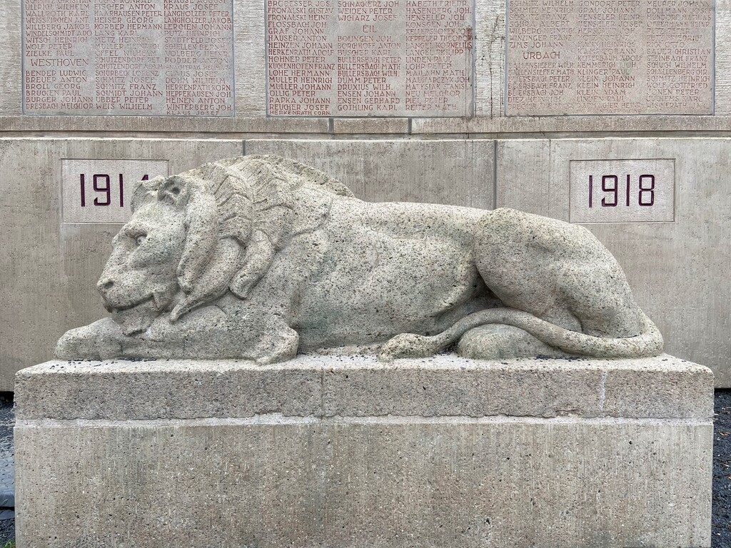 Die Löwenskulptur des Kriegerdenkmals am Rheinufer in Köln-Porz (2023).