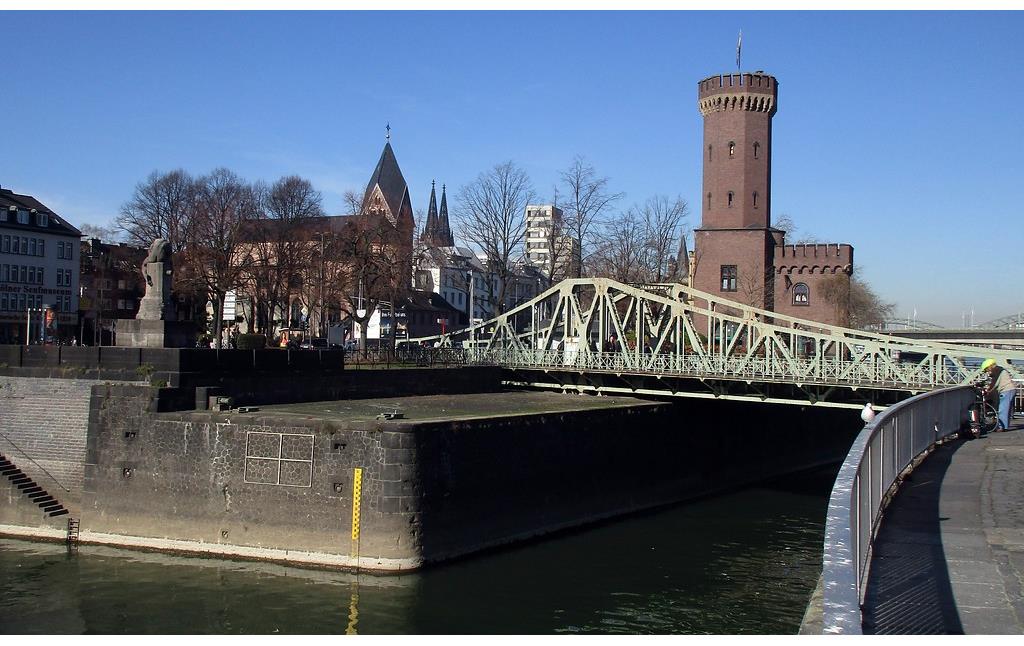 Die Hafendrehbrücke im Kölner Rheinauhafen, dahinter die Kirche St. Maria in Lyskirchen und der Malakoffturm (2019).