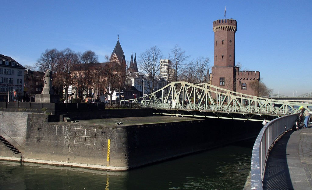 Die Hafendrehbrücke im Kölner Rheinauhafen, dahinter die Kirche St. Maria in Lyskirchen und der Malakoffturm (2019).