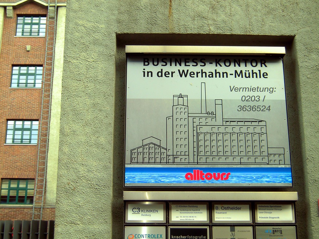 Wehrhahnmühle im Duisburger Innenhafen, Firmenschilder, die auf die aktuelle Nutzung hinweisen (2016).