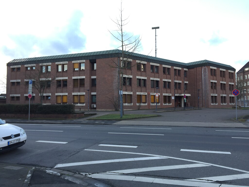 Das Polizeigebäude in Jülich, vorher Standort des Gymnasiums (2020).