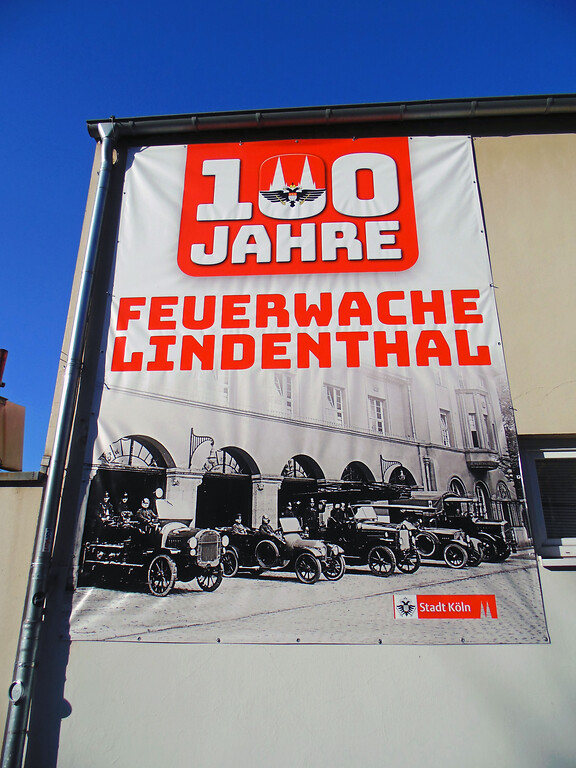 Ein Plakat zum 100-jährigen Jubiläum an der Feuerwache Lindenthal in Köln-Lindenthal (2020)