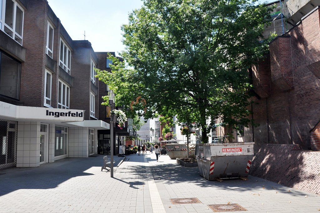 Die Straße "Am Konvent" in Neuss Richtung Südwesten, früherer Standort des Prämonstratenserinnenkonvents St. Laurentius (2017).