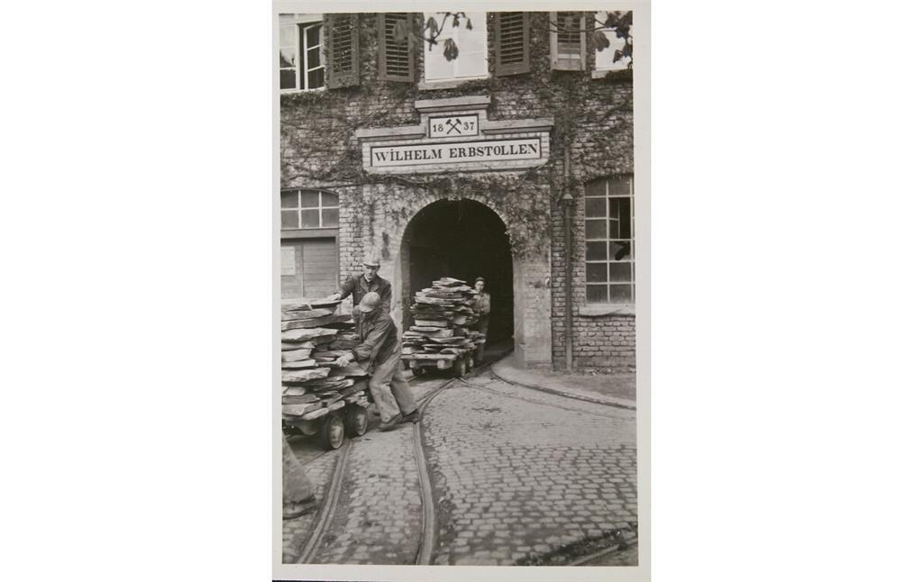 Die bergfeuchten Schieferplatten werden aus dem Wilhelm-Erbstollen an die Verarbeitungsstätten über Tage gebracht (um 1920)