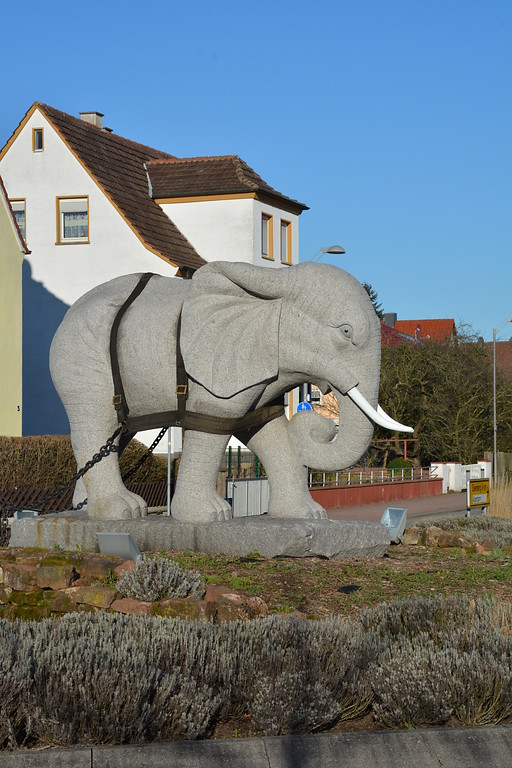 Das Denkmal eines 15 Tonnen schweren Elefanten aus Granit, eingespannt in ein Arbeitsgeschirr in Enkenbach (2018).