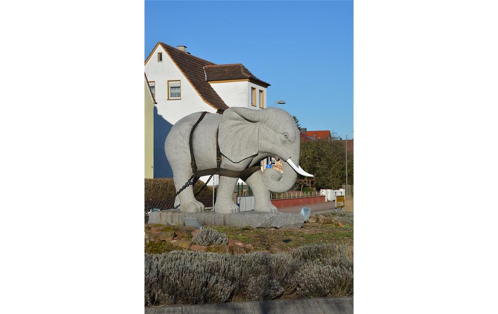 Das Denkmal eines 15 Tonnen schweren Elefanten aus Granit, eingespannt in ein Arbeitsgeschirr in Enkenbach (2018).