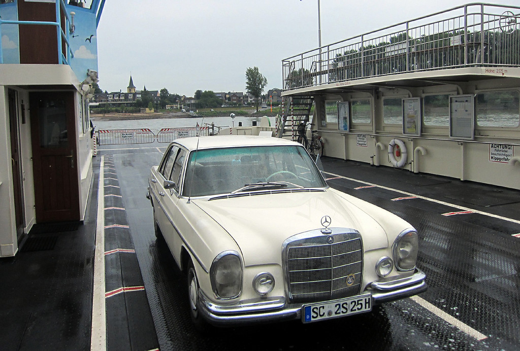 Mondorfer Fähre bei der Fahrt über den Rhein, im Hintergrund der Ort Niederkassel-Mondorf (2013)