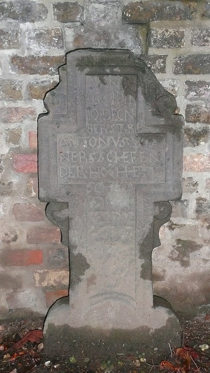 Ein historischer Grabstein von 1601 auf dem Friedhof in Vilich (2014)
