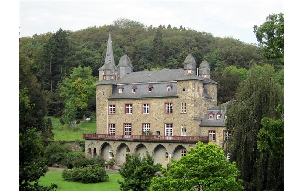 Rückseitige Ansicht des Hauptgebäudes von Schloss Gimborn bei Marienheide (2011).