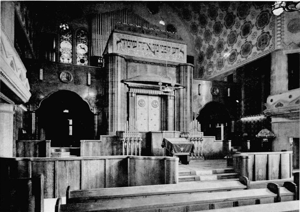 Historische Aufnahme vom Inneren des Hauptraums der Alten Synagoge Essen kurz nach ihrer Errichtung (1913): Der Torahschrank ("Aaron haKodesch") und direkt davor das Lesepult für die Torahlesung.