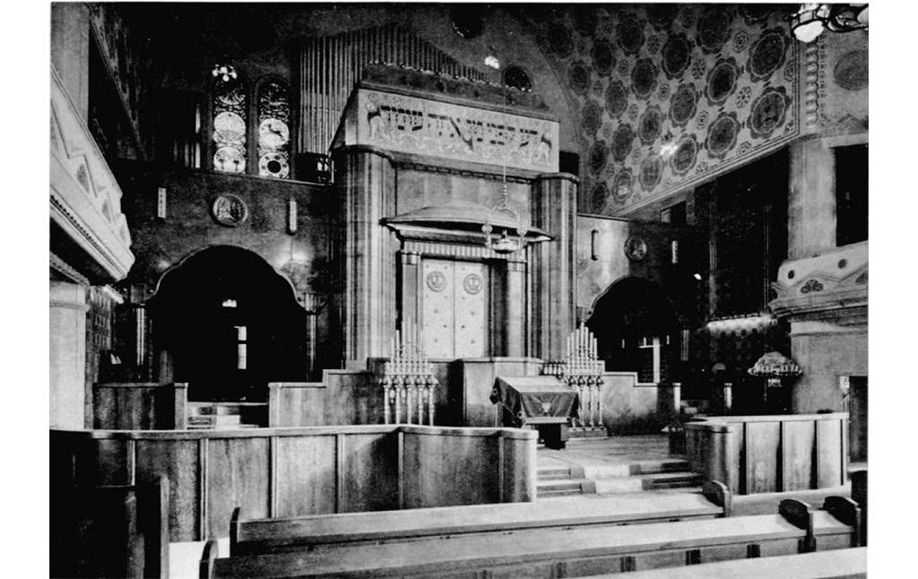 Historische Aufnahme vom Inneren des Hauptraums der Alten Synagoge Essen kurz nach ihrer Errichtung (1913): Der Torahschrank ("Aaron haKodesch") und direkt davor das Lesepult für die Torahlesung.
