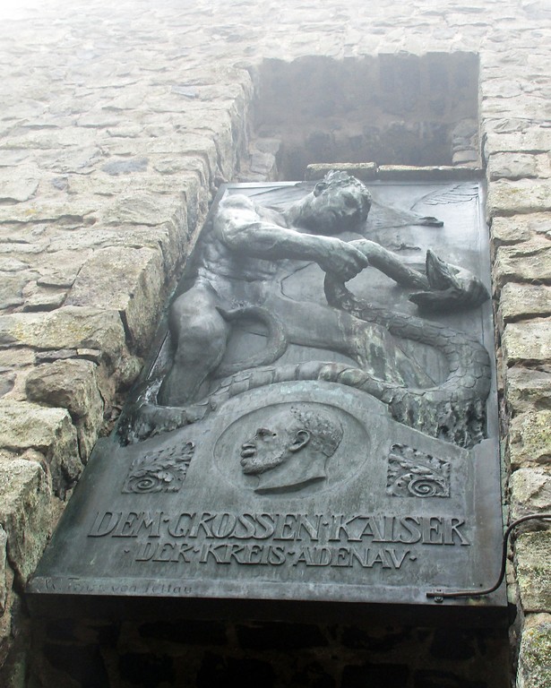 Die Bronzetafel über dem Eingang des Kaiser-Wilhelm-Turmes auf der Hohen Acht (2018).