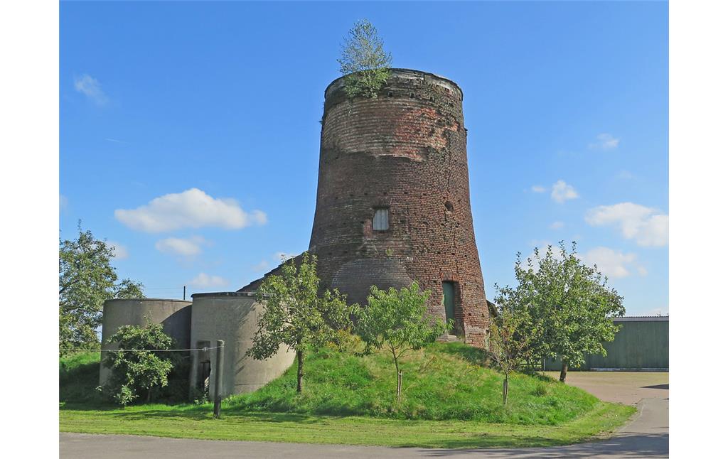 Ein gedrungener Turmstumpf ist der heute verbliebene Rest der Weselerwalder Windmühle, deren Baugenehmigung im Jahre 1837 erteilt wurde (2014).