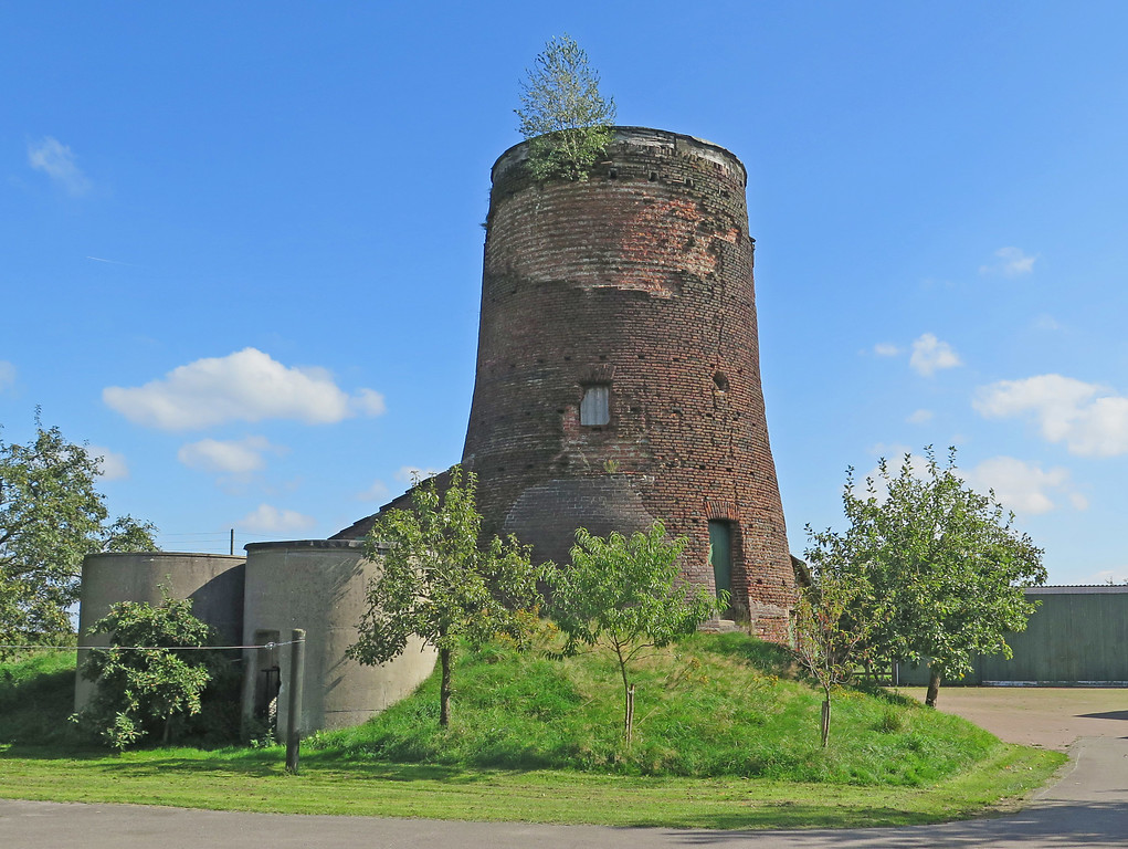 Ein gedrungener Turmstumpf ist der heute verbliebene Rest der Weselerwalder Windmühle, deren Baugenehmigung im Jahre 1837 erteilt wurde (2014).