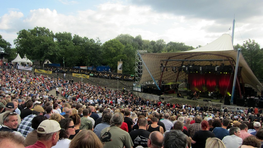 Die Freilichtbühne Loreley bei Sankt Goarshausen während eines Rockkonzerts (2012)