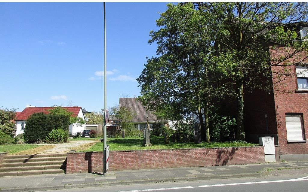 Teilansicht des kleinen Parks in der Kalkarer Straße in Goch mit dem heute darin integrierten alten jüdischen Friedhof rechts im Bild (2016).