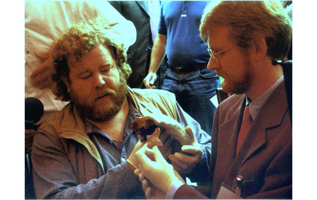 Pressekonferenz im Neandertal. Das Jochbein passt. (2000)