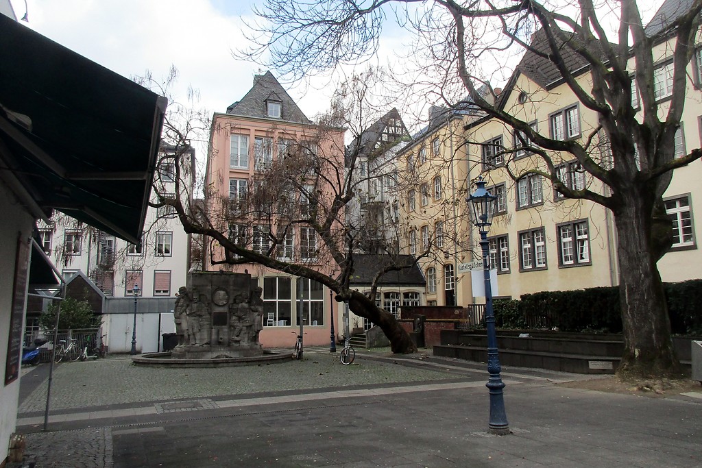 Blick in westliche Richtung entlang des Kastellsgäßchens über den Ostermannplatz im Kölner Martinsviertel in Altstadt-Nord (2019).