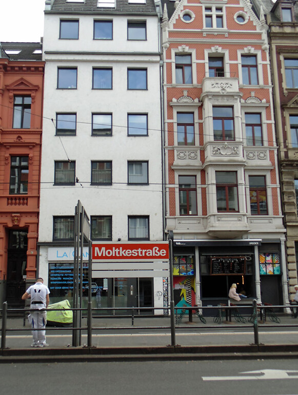 Haltestelle "Moltkestraße" auf der Aachener Straße in Köln (2020).