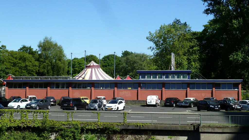 Heutige Aussenansicht auf den früheren Bereich der Köln-Riehler Schwimmbäder in der Straße An der Schanz mit Bauten des Zirkus- und Artistikzentrums Köln (2018).