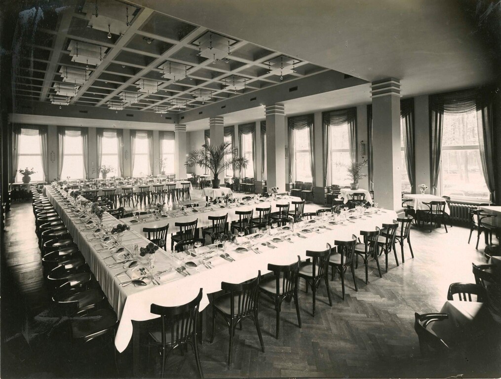 Berghotel Rittersturz, gedeckte Tafel im Großen Saal (um 1930