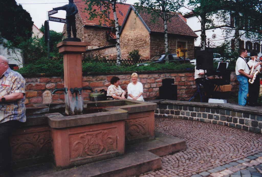 Einweihungsfest des Brunnenplatzes an der Bolander Straße in Weitersweiler (1987)