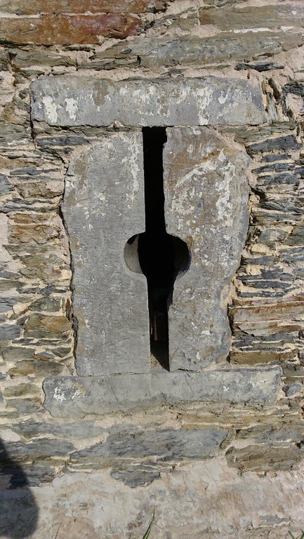 Schlüssellochscharte am Turm von Haus Brück (2015)