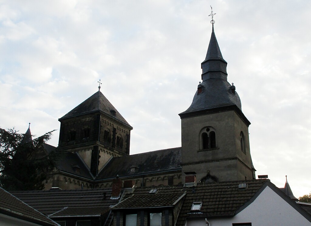 Blick von Westen auf die katholische Pfarrkirche St. Peter und Paul in Remagen (2020).