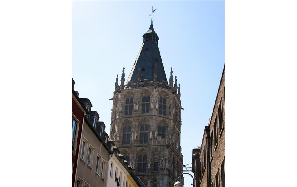 Die Nordsseite des Kölner Rathausturms, Ansicht von der Bürgerstraße in Köln Altstadt-Nord (2023).