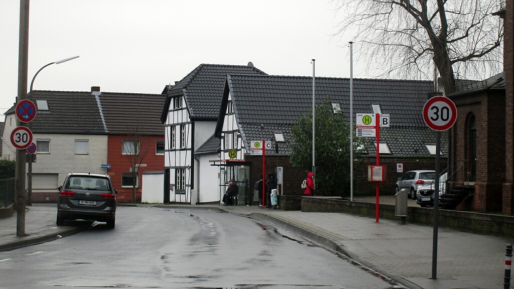 Ältere Wohnbebauung in Fachwerkbauweise im Ortskern von Köln-Meschenich, Alte Kölnstraße (2021).