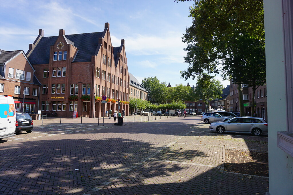 Rees, Marktplatz (2021). Blick auf den Neubau des Rathauses, Bürgerhaus