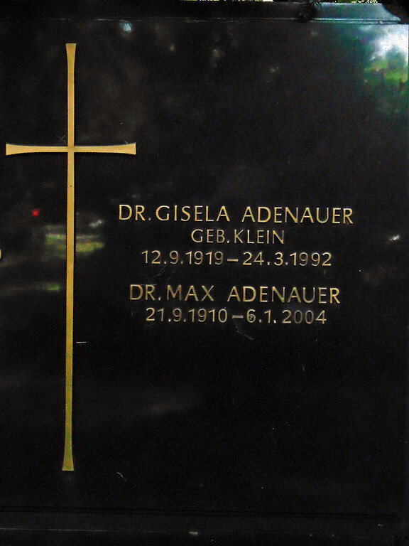Die schlichte Inschrift am Grab von Max Adenauer und seiner Gattin Gisela, geborene Klein, auf dem Melatenfriedhof in Köln-Lindenthal (2020)