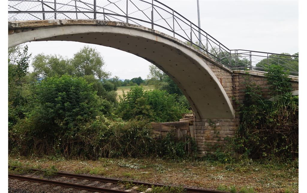 Schrägansicht der Bogenbrücke Monierbrücke in Laubenheim (2021)