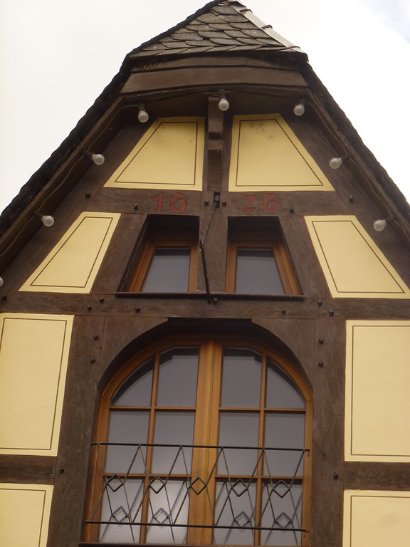 Fachwerkhaus in der Chablisstraße 5 in Oberwesel (2016). Die Aufnahme zeigt den Giebel mit der angebrachten Jahreszahl 1626.