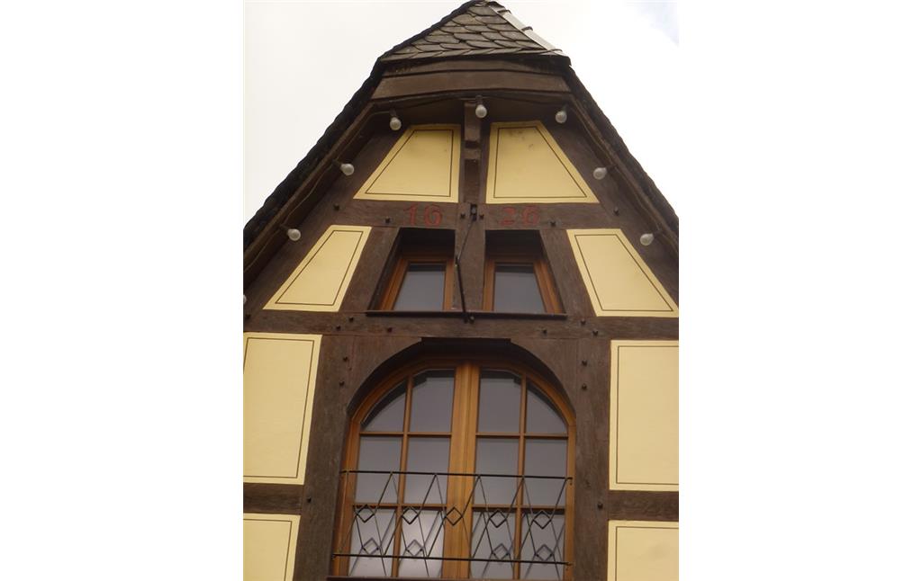 Fachwerkhaus in der Chablisstraße 5 in Oberwesel (2016). Die Aufnahme zeigt den Giebel mit der angebrachten Jahreszahl 1626.
