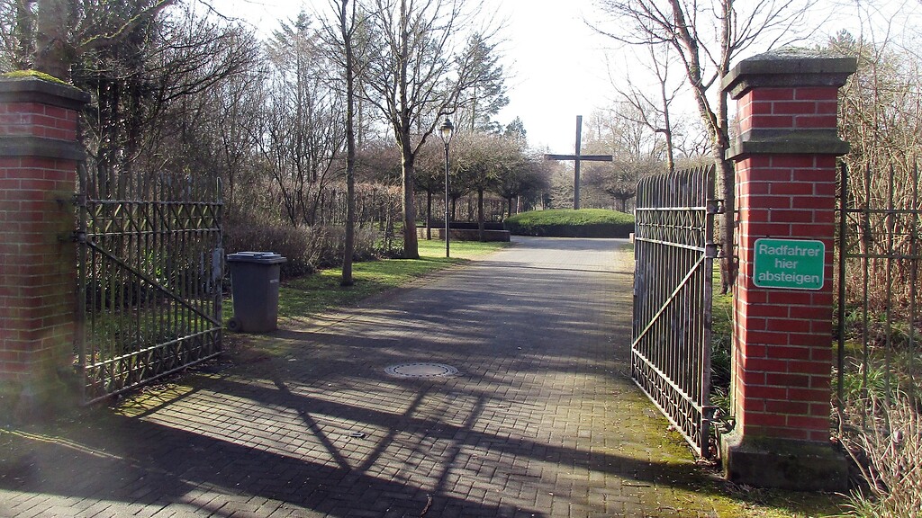 Der Eingang zum kommunalen Waldfriedhof im Kottenforst, Bonn-Röttgen (2021).