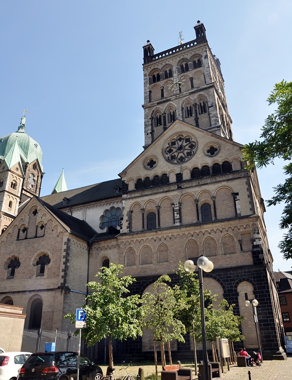 Kirchengebäude des früheren Benediktinerinnenklosters St. Quirin in Neuss (2017).